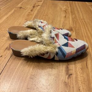 Universal Thread Litzy Faux-Fur Lined Mules Multicolored Geometric/Aztec 7.5